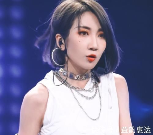 有种人生赢家叫乃万,在青你2中淘汰后官宣新身份,成团队内唯一