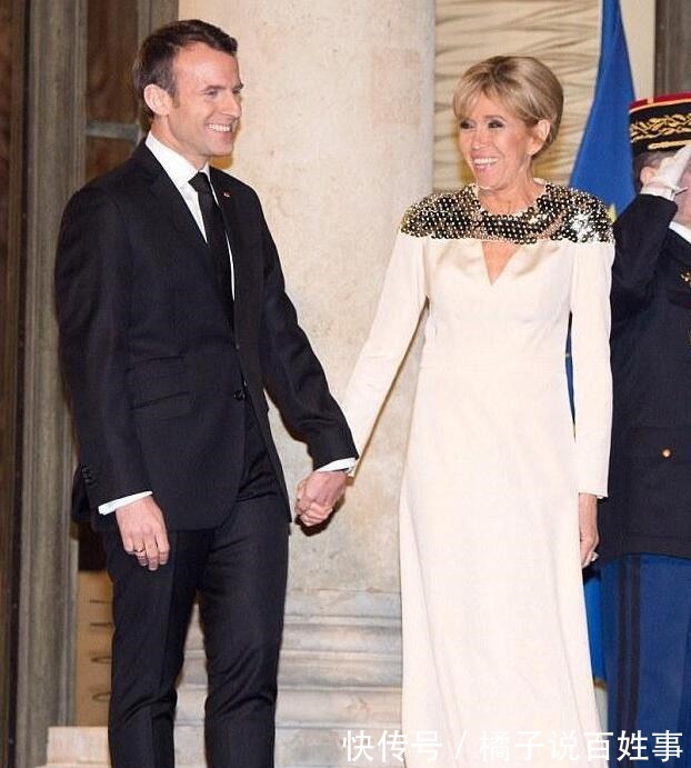 亮片|布丽吉特终于挽起头发,穿亮片长裙好美,牵手小24岁老公一脸幸福!