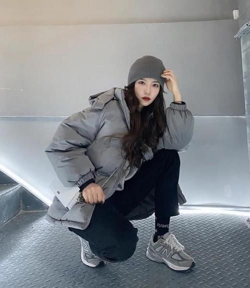 冬天穿棉服，除了黑白色，还有这“3个”颜色也很好看！