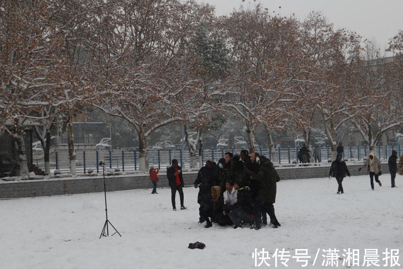 非洲|长沙非洲留学生第一次见到这么大的雪：感觉很冷也很兴奋