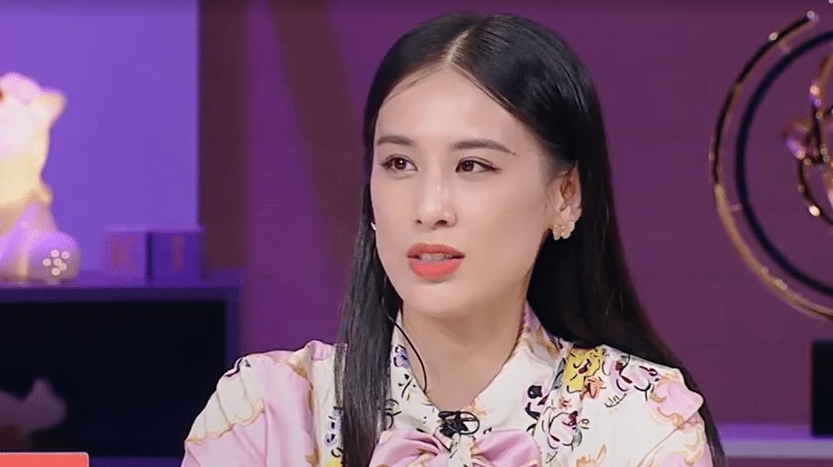 相差|《恋爱》黄圣依和郑爽比美,当镜头放大三倍,两人确定相差八岁?