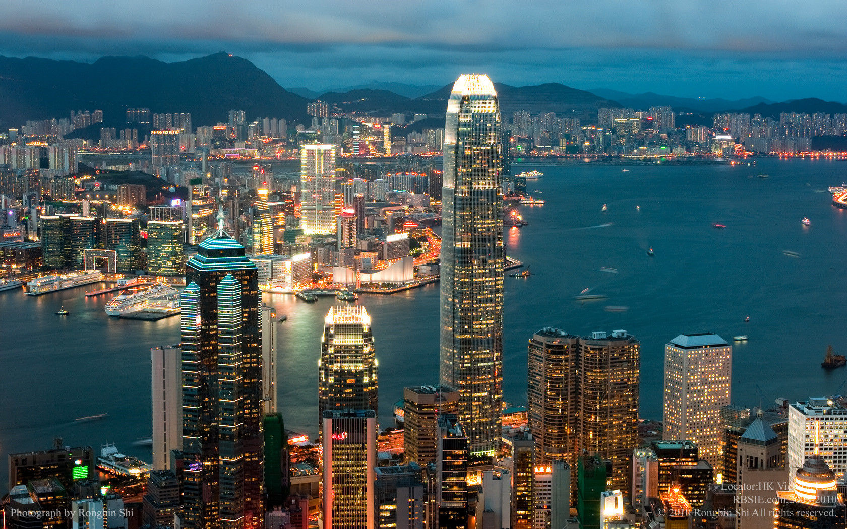站在天上观察上海和香港,两座城市的差异究竟有多大?