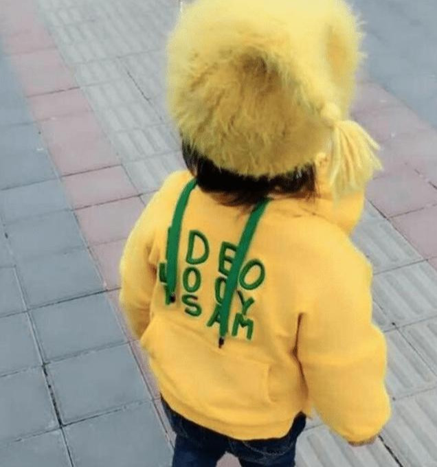 妈妈|爸爸粗心给女儿的衣服穿反了,当女儿转身后,妈妈笑喷