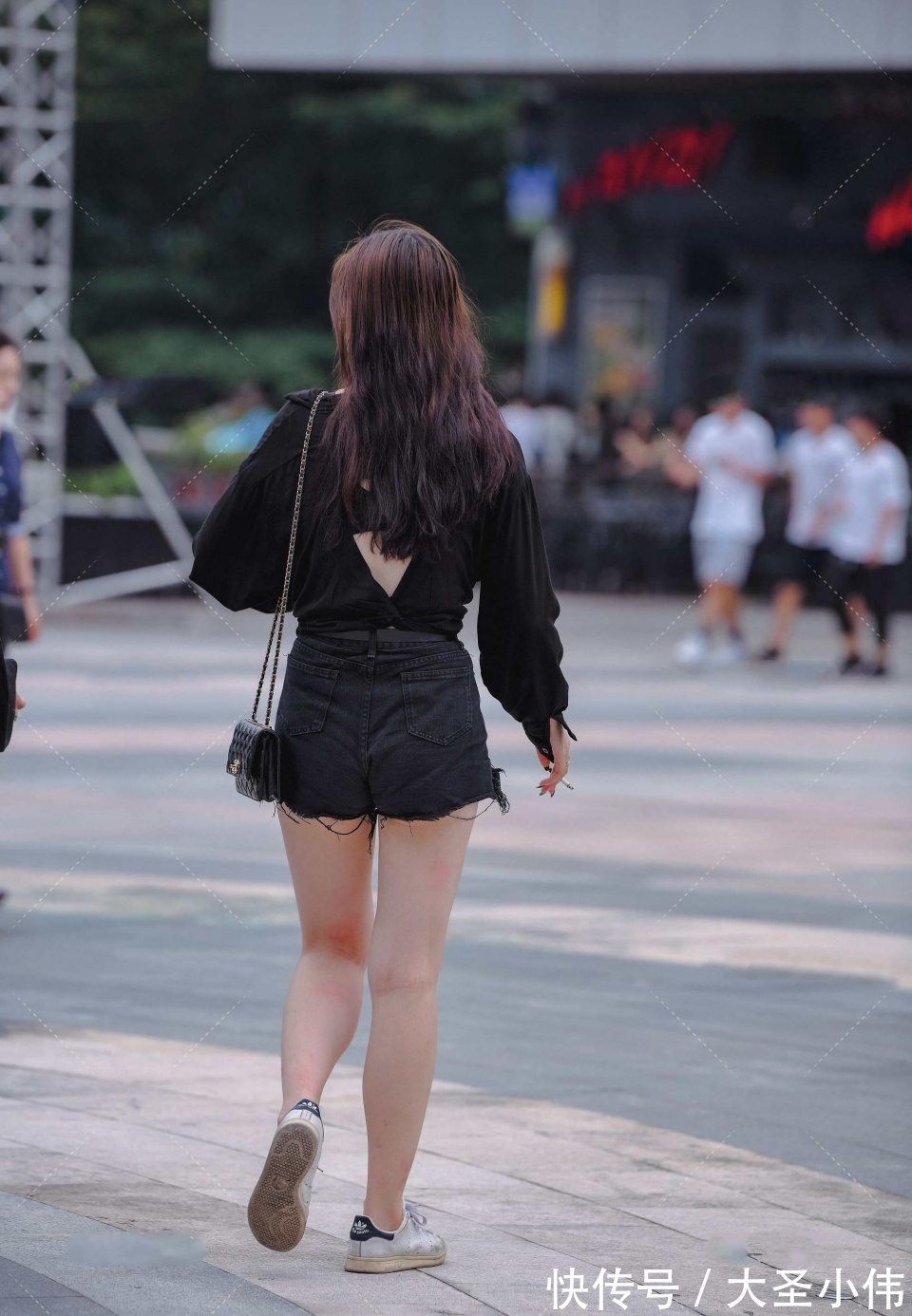 色彩|美女街拍:这样的美女还需要化妆嘛?越看越漂亮,好想带她回老家长长脸