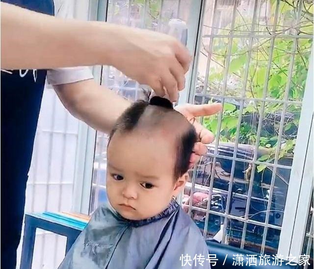 静静|妈妈带娃去剪头,看到自己的新发型后,宝宝请让我一个人静静