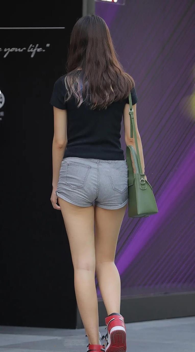 小姐姐|圆脸微胖的女生，黑色短袖搭配灰色牛仔短裤，清新时尚很有型