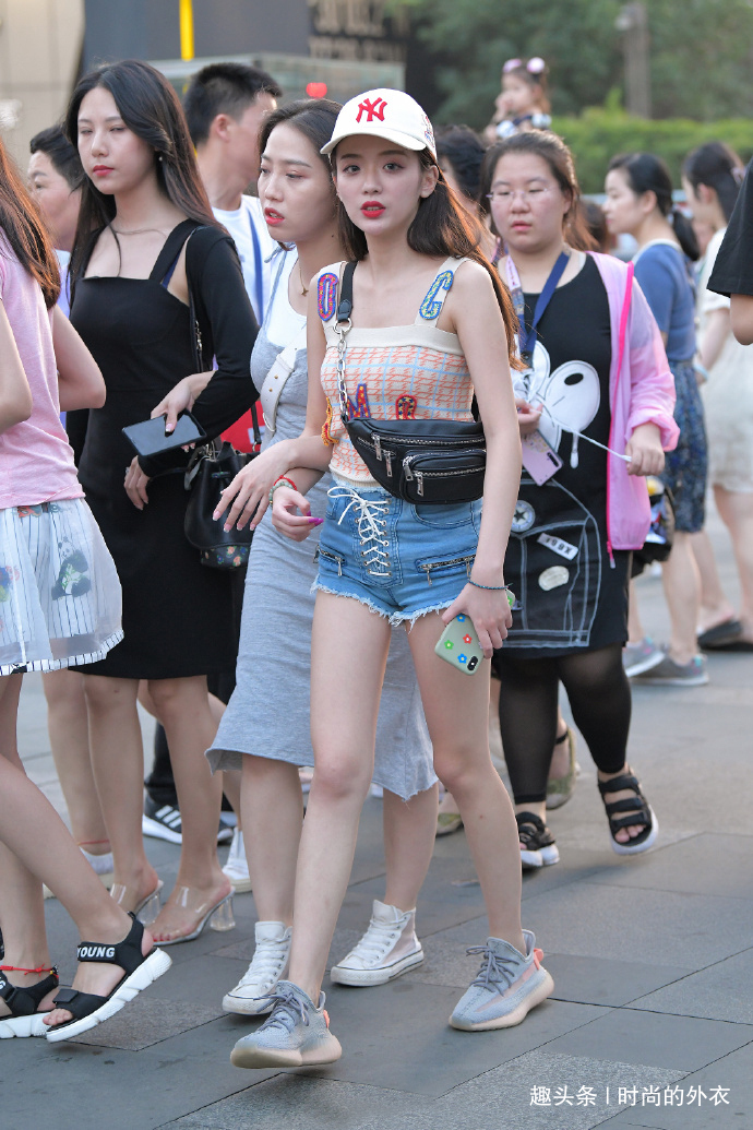 牛仔短裤搭配吊带背心,这样穿清爽休闲又减龄,让人很难不爱