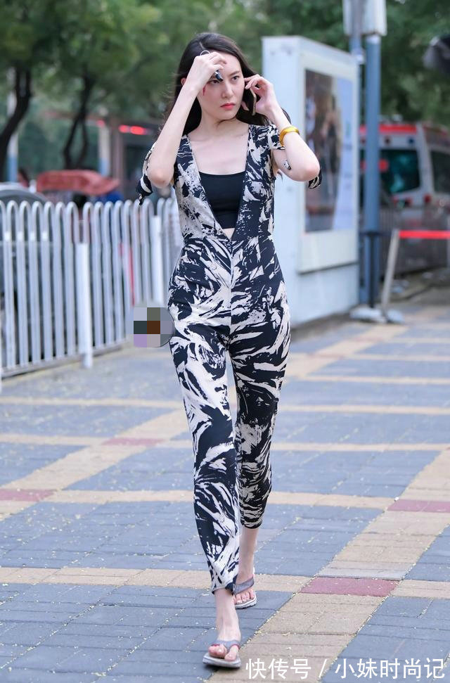 优雅|街拍:连体裤按照女性的身材曲线裁剪,穿起来不仅显身材还很优雅