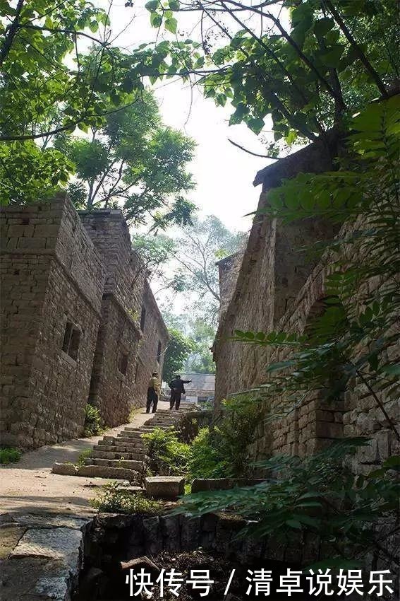 仅用1个月修建的悬崖村寨，历时500年，依旧美成世外桃源！