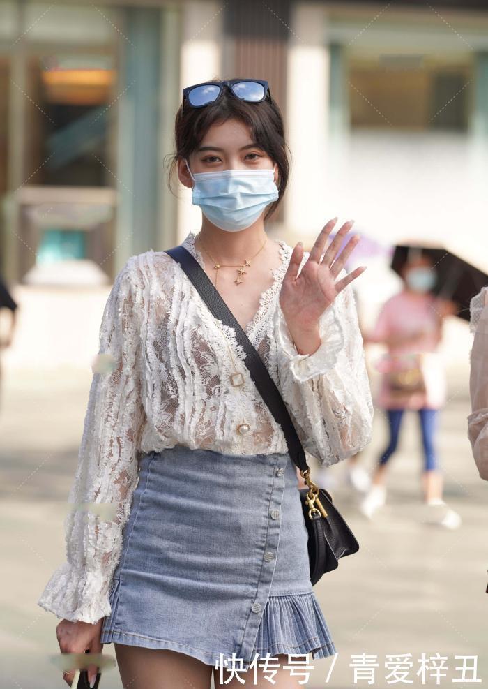 长袖大V领蕾丝上衣，看起来更淑女，镂空式的设计优雅迷人