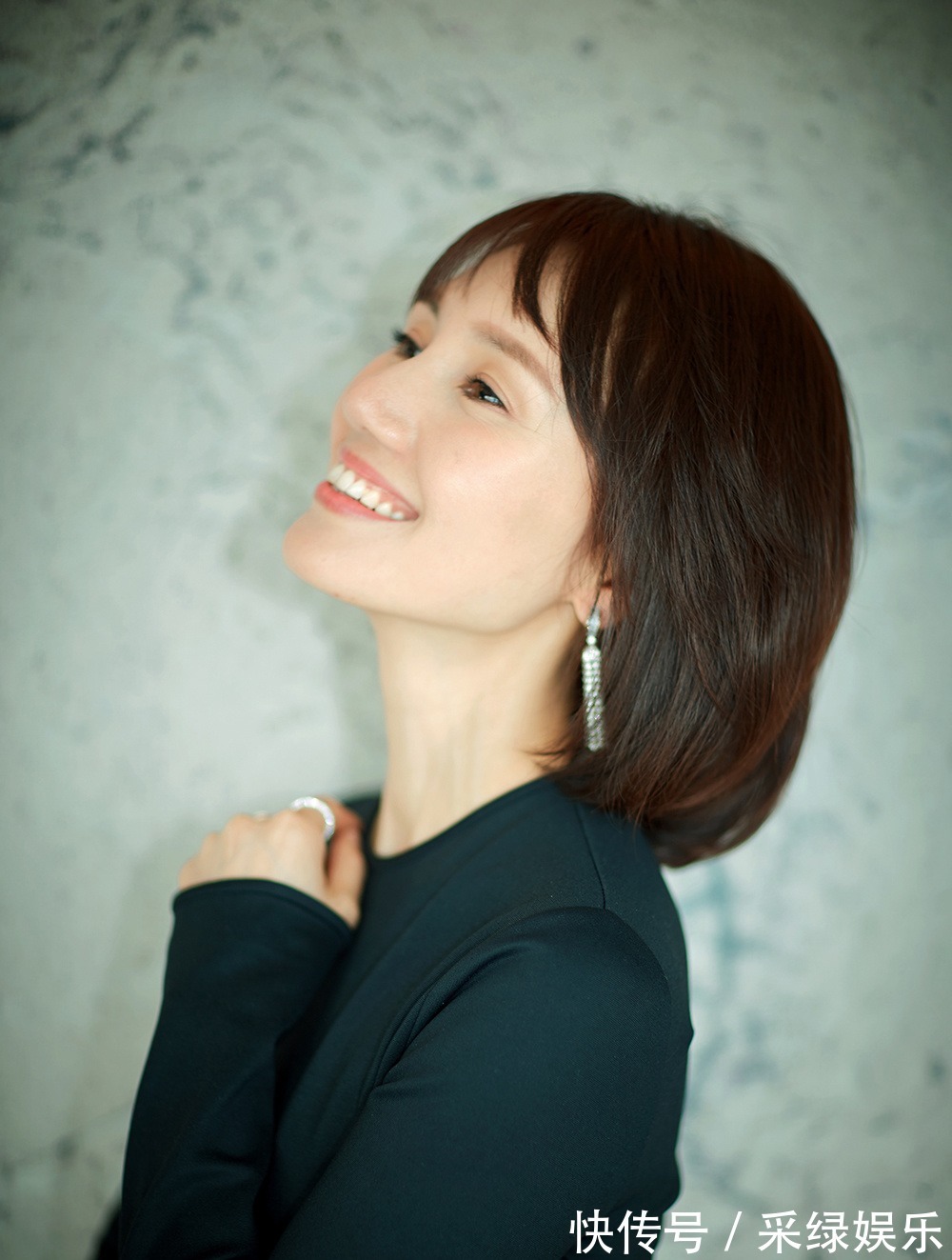 烫发 若你才30岁到40岁,换对这几款发型不显老,摩卡波波头发型更减龄