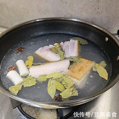 猪皮|这道芋头扣肉?年夜菜（必备大菜），每天吃都吃不够