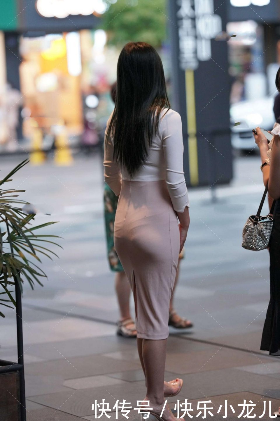 版型|淡粉色连衣裙搭配白色小外套，不仅显瘦还很有女人味