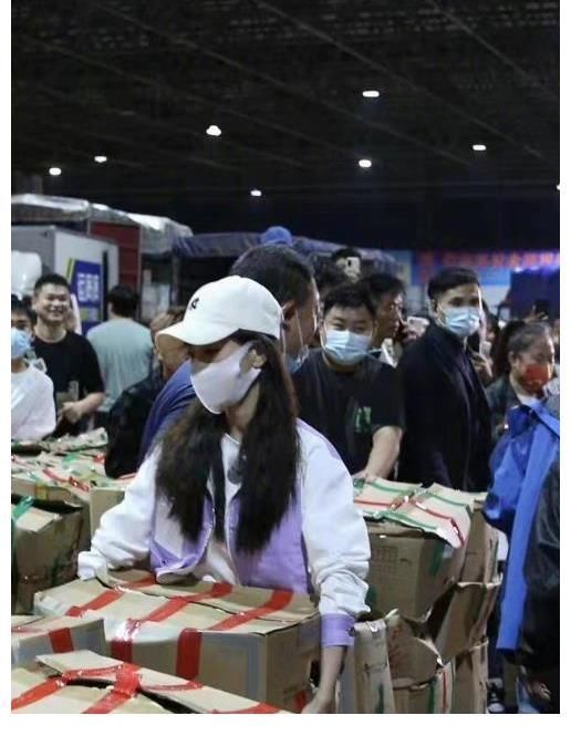 《奔跑吧黄河篇》白鹿像“单肩包”被拎起来，baby凌晨四点逛菜园