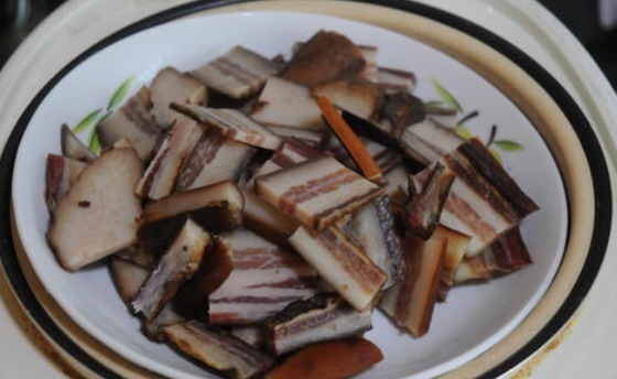 炒腊肉，切了直接炒是错的，多做关键2步，腊肉软嫩鲜香，不油腻