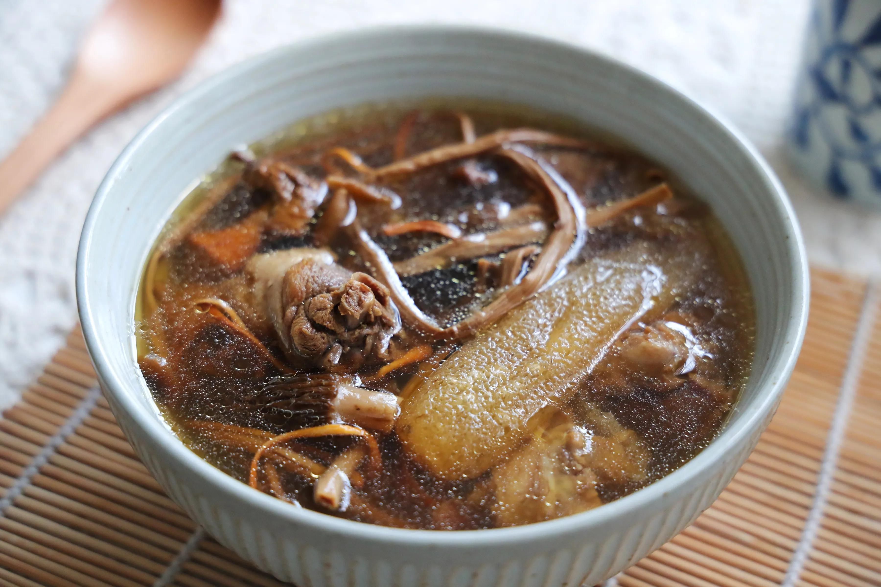 菌菇|秋天天气干燥,这汤水要多喝,营养丰富,每次一锅不够喝,特鲜美