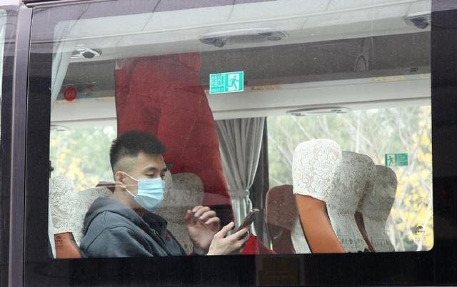 辽宁|辽宁球员离开男篮集训,郭艾伦避开采访,赵继伟忙碌,张镇麟太帅