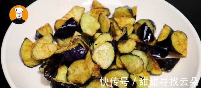 茄子和西红柿是绝配，简单一烧，酸甜开胃，软糯下饭！