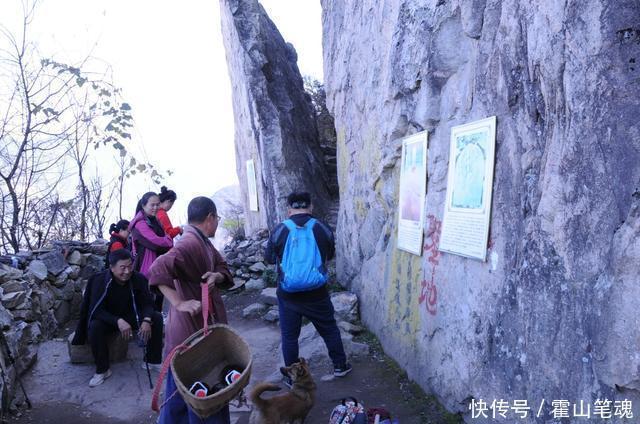 住在1700米高峰的秦岭终南山僧人，扛重物爬悬崖，喝水全靠下雨