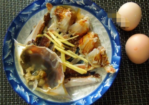 梭子蟹别再清蒸水煮了,加2个鸡蛋蒸蛋羹,汤鲜味美,别提多好吃