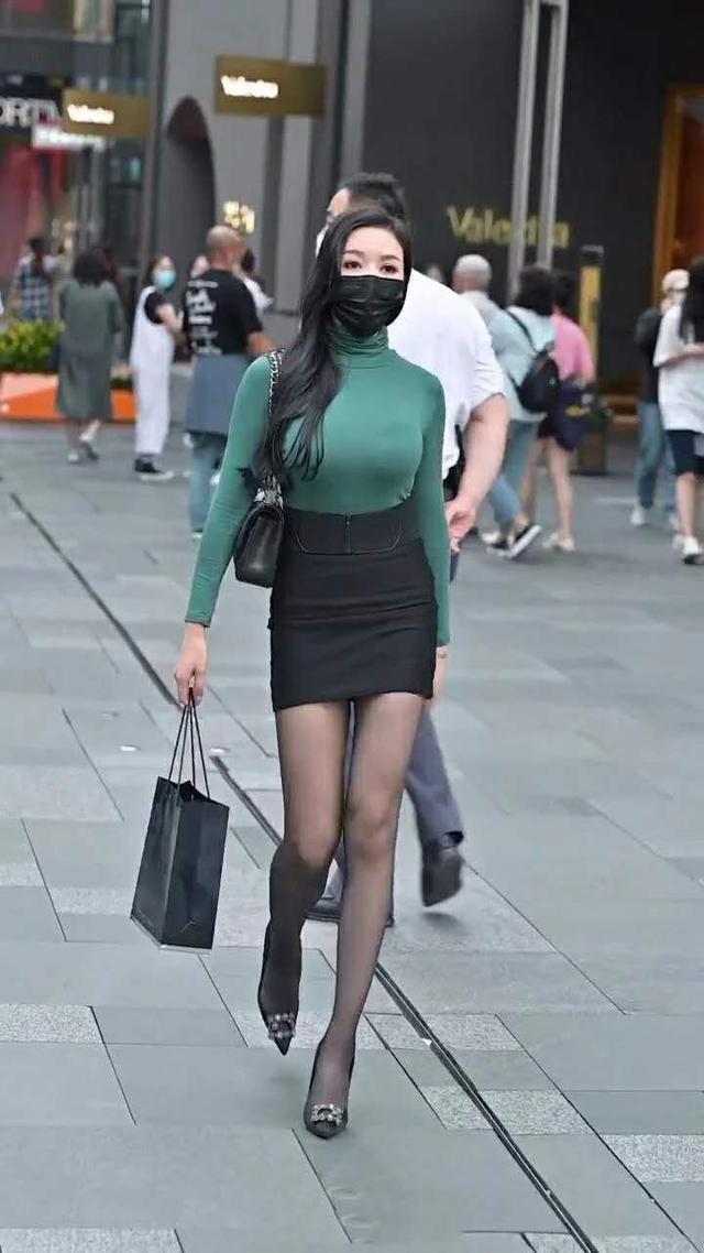 黑丝袜|长袖衫搭高腰一步裙,脚穿黑丝袜和高跟鞋,尽显美女成熟的魅力