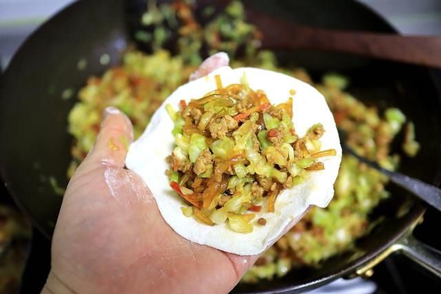 酱香浓郁的猪肉粉条包子,这么做倍儿香,玩儿似的吃3个没过瘾