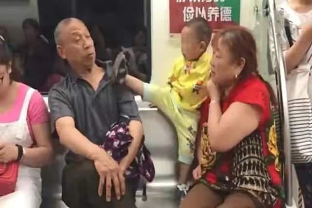 爷爷|“走开,你个老东西”,5岁孙子指着爷爷骂,妈妈反手一巴掌