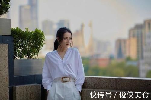 女王|美女白色V领衬衫霸气侧漏,秀出女王气质,明艳动人