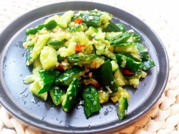 拌黄瓜,这2种调料不要放,10人做8人错,难怪不入味还发苦