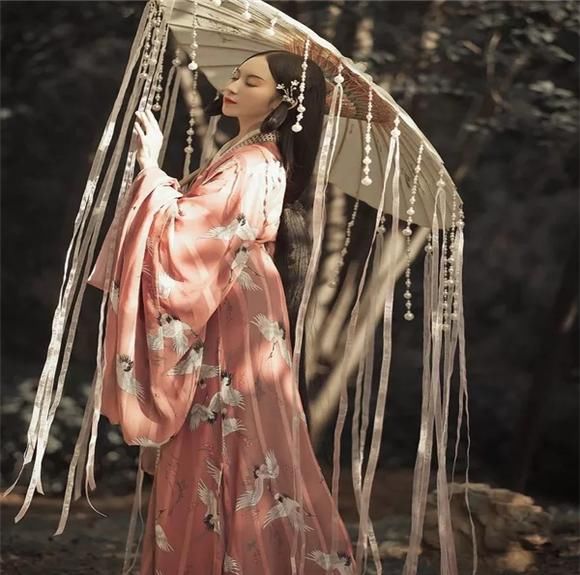 情绪|情绪懂得把握好，懂得随机应变的5位生肖女生