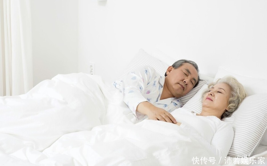 我们都被“8小时睡眠论”给骗了，中老年正确的睡眠时间是多久