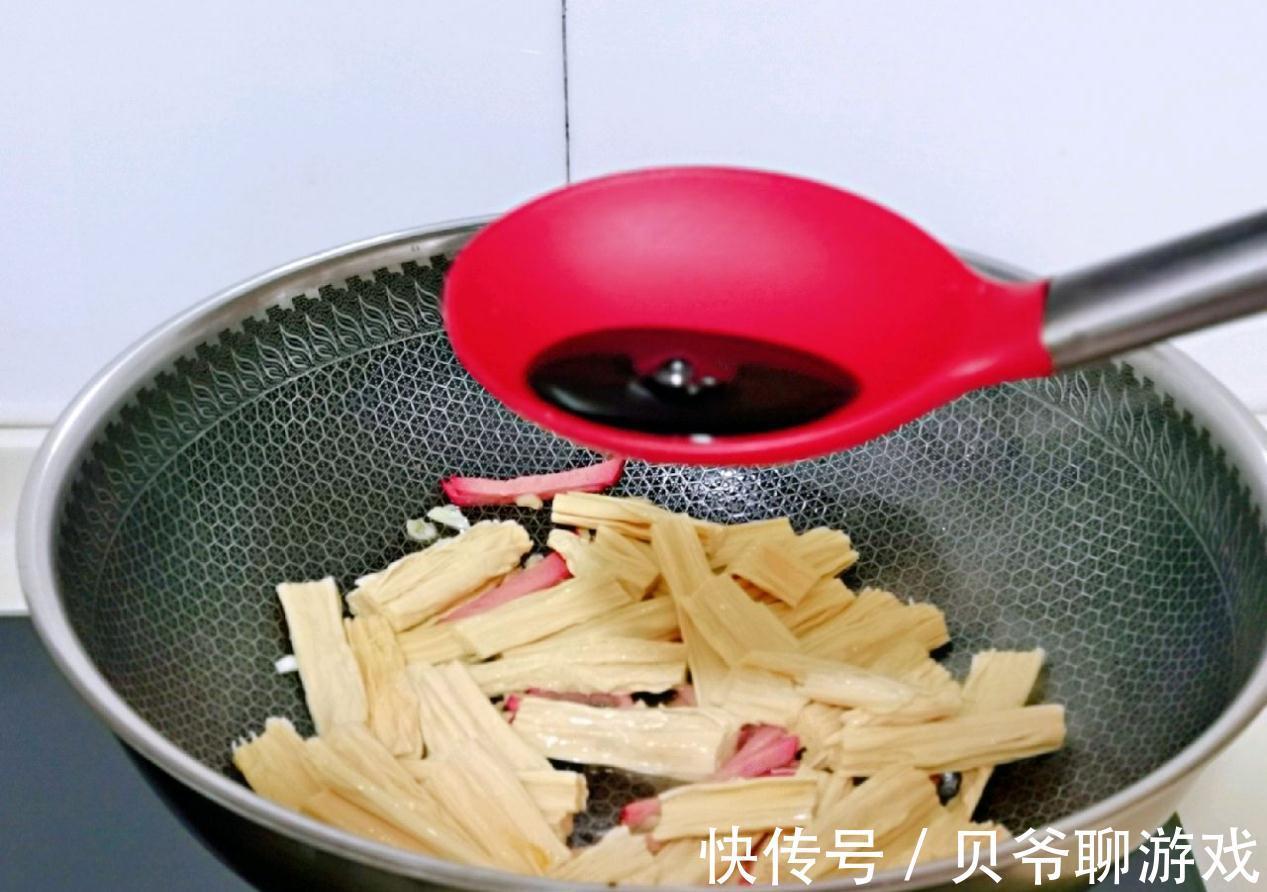 腐竹的家常做法，青椒炒腐竹，5分钟做好一道菜