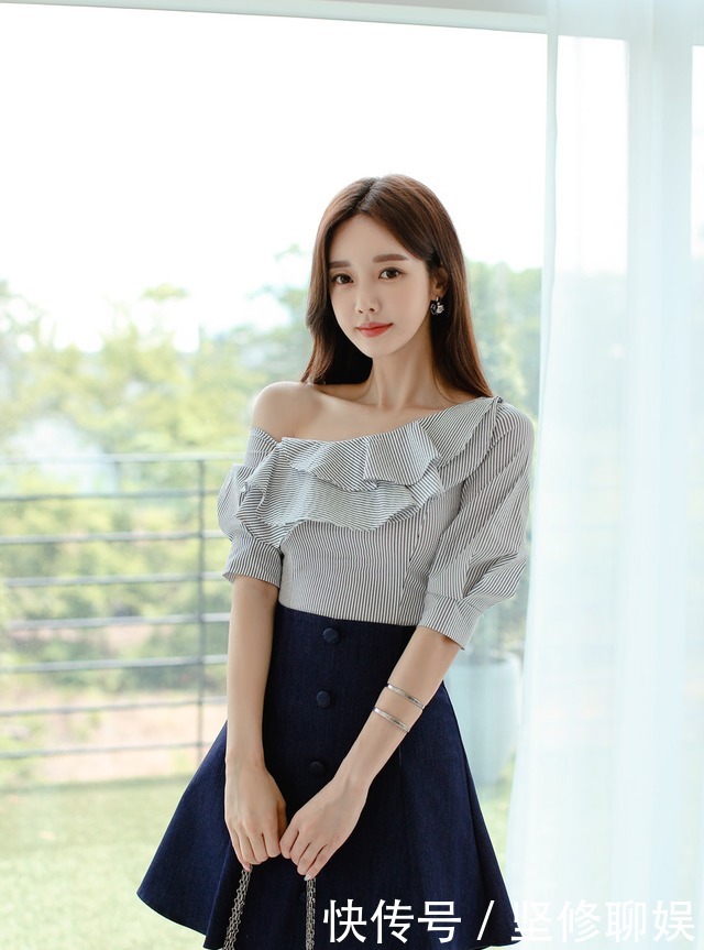 孙允珠时尚穿搭:玲珑紫砂灰度双层荷叶包臀裙