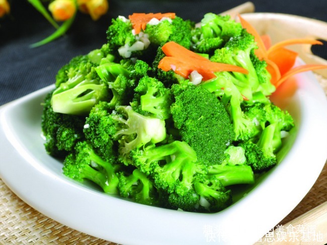 翠绿|清炒西兰花,只需焯水前加入这一步,西兰花色泽翠绿,营养又美味