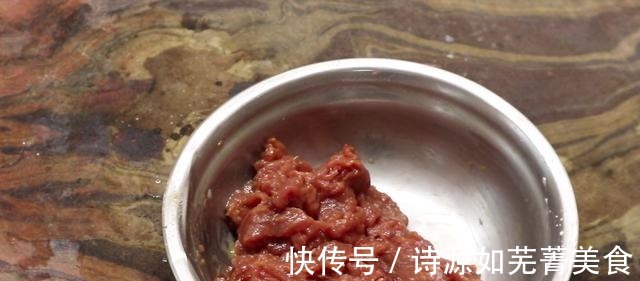 酸菜|水煮牛肉想要做得好吃，要记住关键这一步，麻辣醇香，滑嫩不柴！