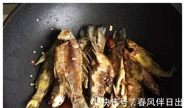 在家红烧杂鱼时，只要掌握这几个小技巧，一样能做出妈妈的味道！