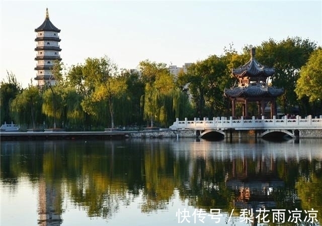 专家们!雷峰塔下真有白蛇,还是传说?考古学者进入地宫后,发现千年秘密