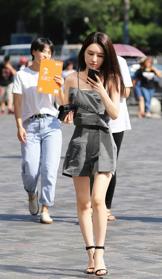 时尚街拍这样的连衣裙敢穿出门吗让男性荷尔蒙爆棚