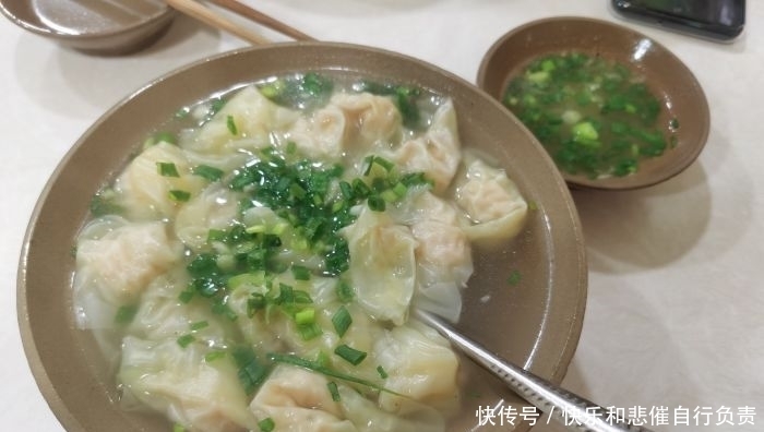 重庆工人村里的小店,36年只卖一碗抄手,6元1两配剁辣椒简直绝了