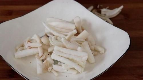 豆腐里打2个鸡蛋，居然这么好吃，年夜饭上桌连汤汁都不剩