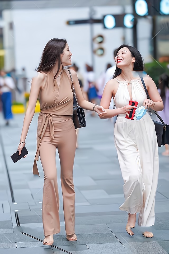 烦恼 套装的魅力不仅仅只是免去了搭配的烦恼,修身显瘦也是一大亮点