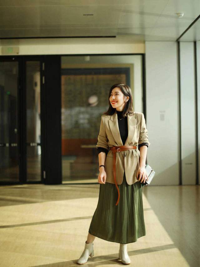 针织衫|25、35岁的韩系穿搭技巧分享,针织衫搭配百褶裙,精致高级又优雅