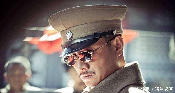 是因为|她是张学良的原配夫人，深爱张学良，张学良的衣食无忧也是因为她