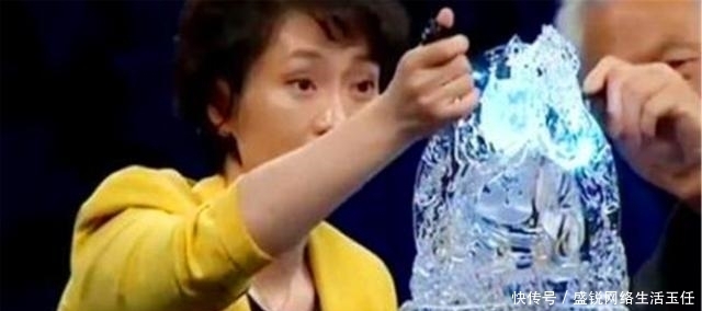 美女拿家中供奉的菩萨鉴宝,关灯后专家拿手电一照:不用鉴定了