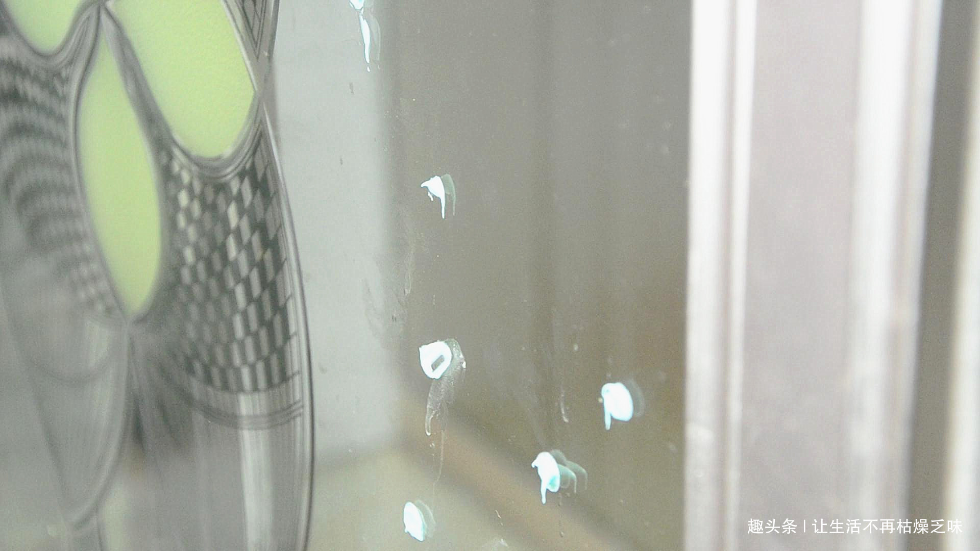 玻璃太脏别用水擦，教你一个诀窍，擦完非常干净，一点灰尘不留