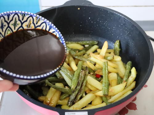 快手|土豆烧豆角，简单快手家常菜，口感好味道浓，隔三差五吃一回