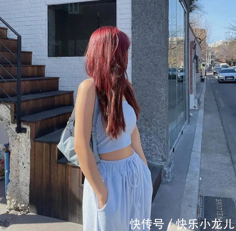 身材 身材好的女生多穿抹胸,搭配卫裤活力满满,仙女的穿搭,爱上它