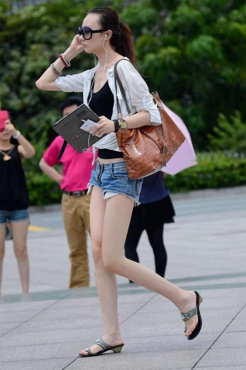 轻薄白色外套搭配黑色背心，简单经典