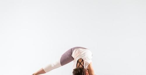 弯曲|一个瑜伽侧身伸展动作,让你的曲线更优美迷人,还能强化核心力