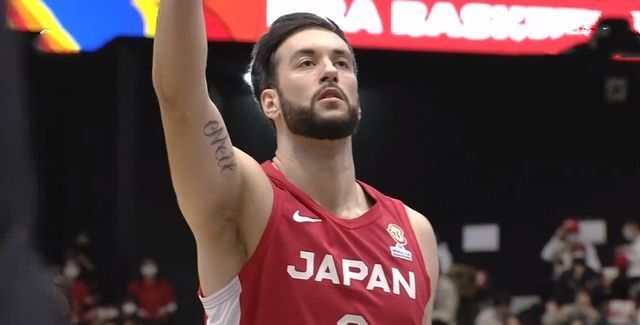 中国队|张本天杰又使坏引争议!中国男篮半场领先24分,赵睿14分强硬回击
